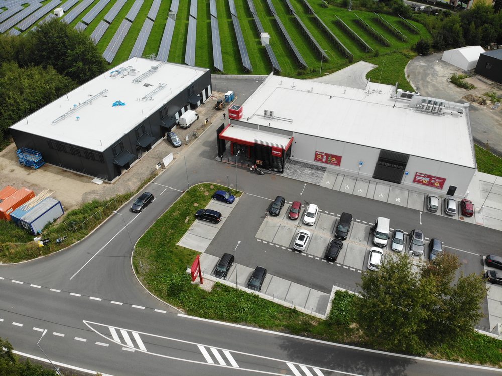 Druhá etapa retail parku Lužická z dronu, nová hala vlevo a Penny první etapy vpravo