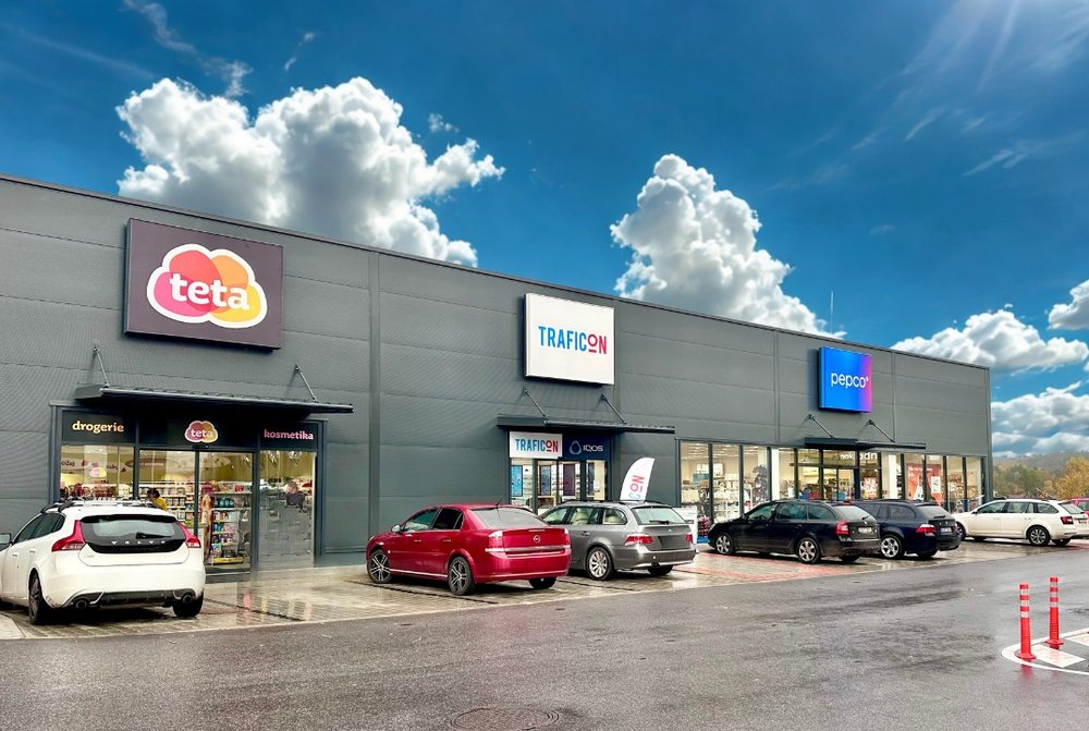 Průčelí druhé etapy retail parku Lužická: Teta, TRAFICON a Pepco