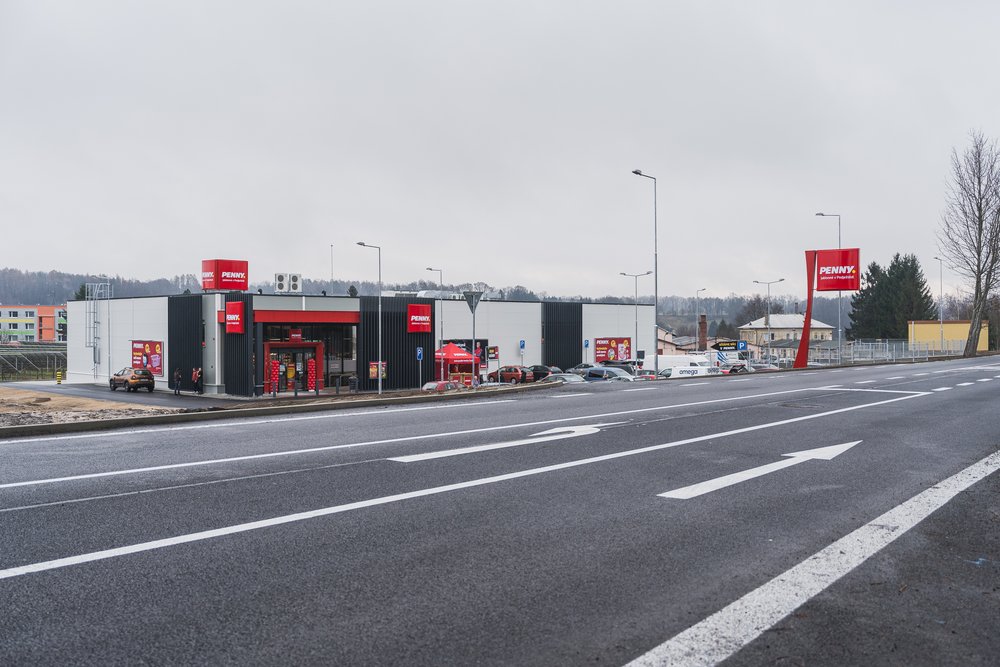 První etapa retail parku Lužická od hlavní silnice, prodejna Penny s totemem