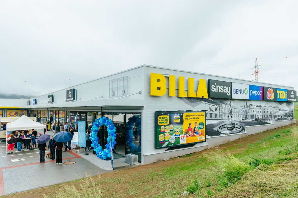Průčelí retail parku Odry s vstupem do BILLY a vývěsními štíty nájemců