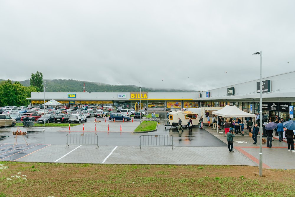 Parkoviště před retail parkem Odry, řada jednotek v pozadí