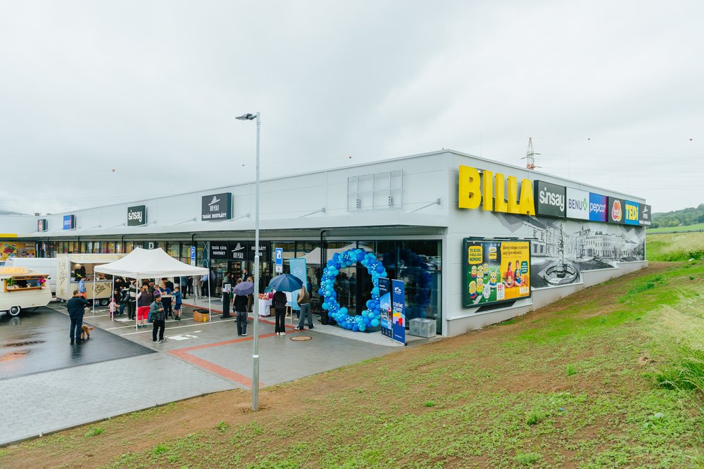 Vstupy do jednotek retail parku Odry z parkoviště