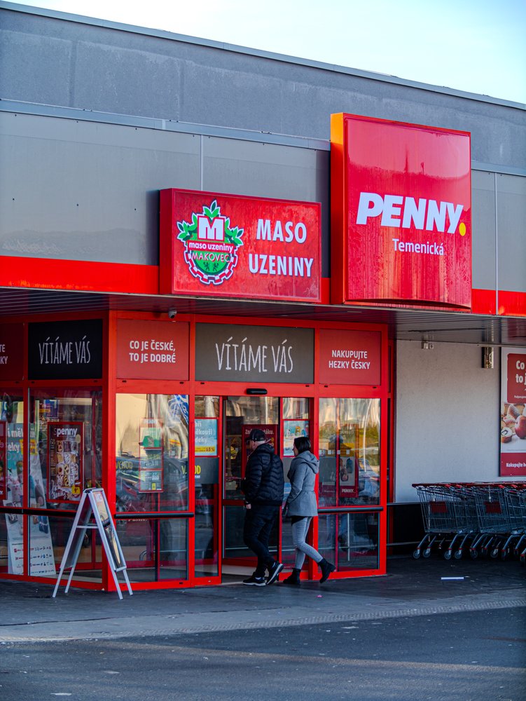 Vstup do prodejny Penny Market Šumperk s vývěsním štítem