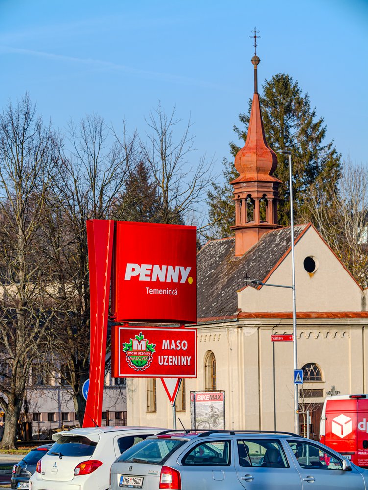 Pylon Penny Marketu Šumperk v ulici Temenická
