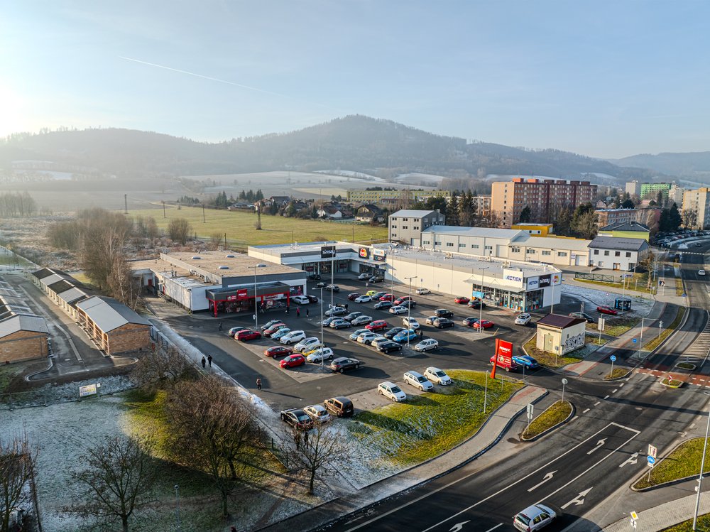 Retail park Šumperk z dronu, celý areál u silnice