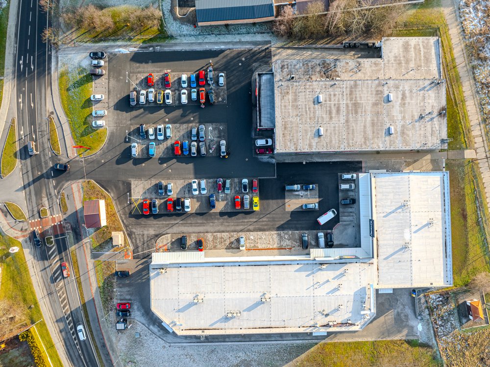 Retail park Šumperk z ptačí perspektivy, střecha a parkoviště