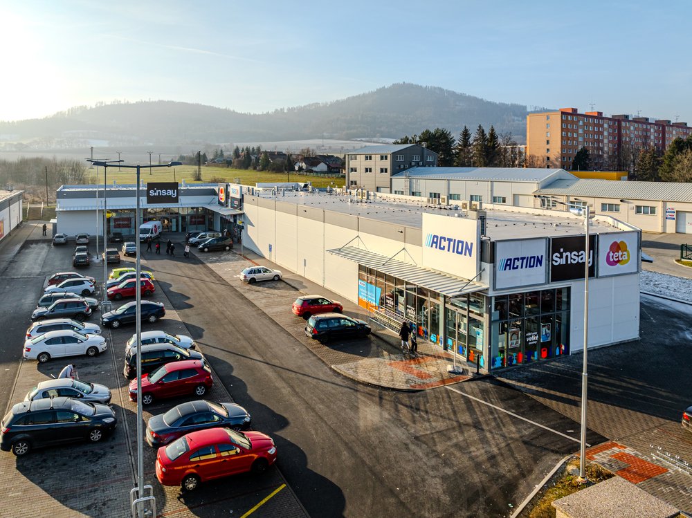 Průčelí retail parku Šumperk s vývěsním štítem Action