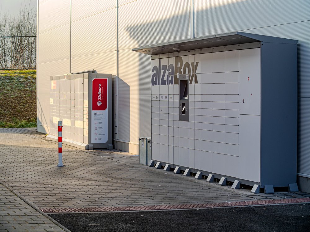 Zásilkové boxy Alzabox u vstupu do retail parku Šumperk