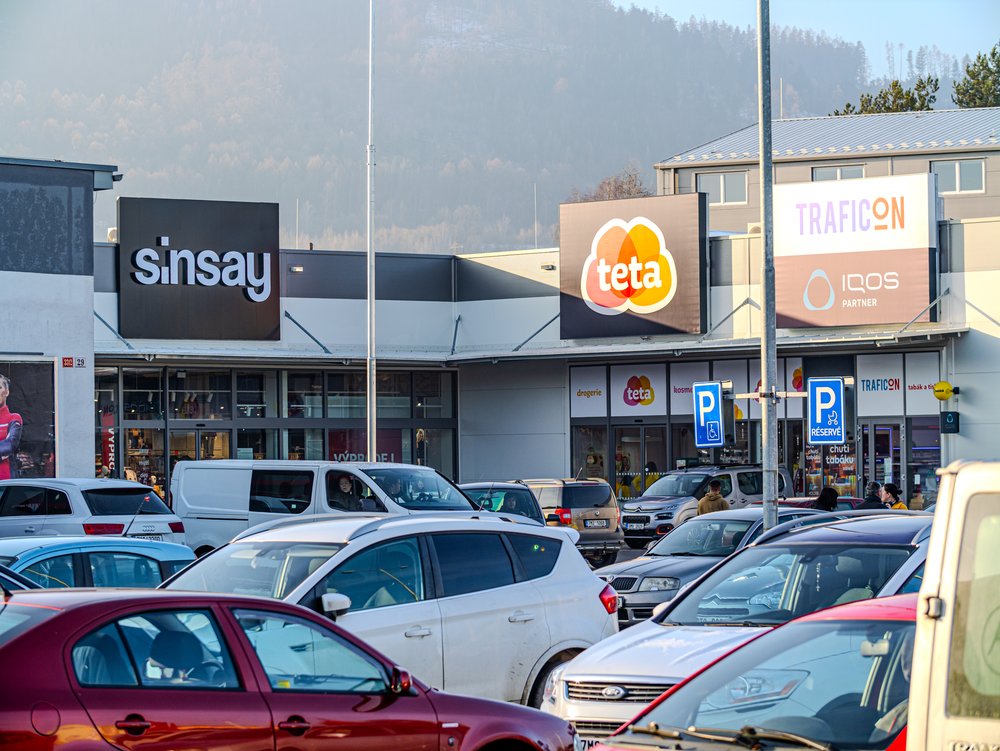Vstupy do jednotek retail parku Šumperk: Sinsay, Teta, TRAFICON