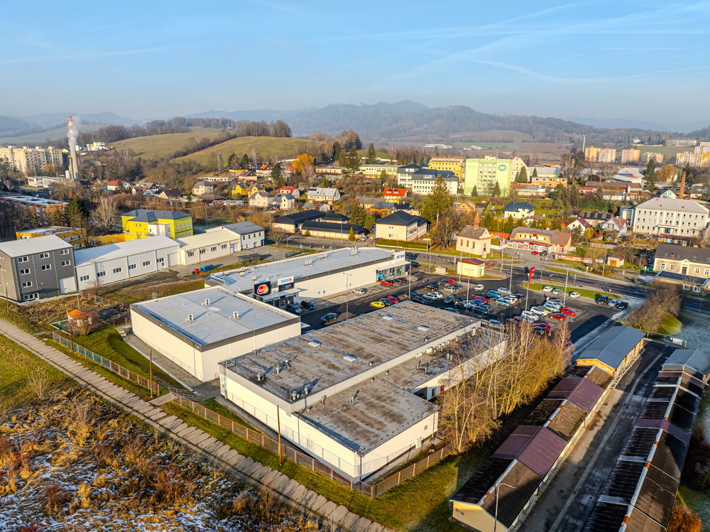 Retail park Šumperk z dronu, objekt a okolní zástavba