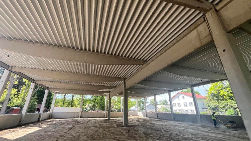 Interiér retail parku Volyně, výhled z jednotky na okolí