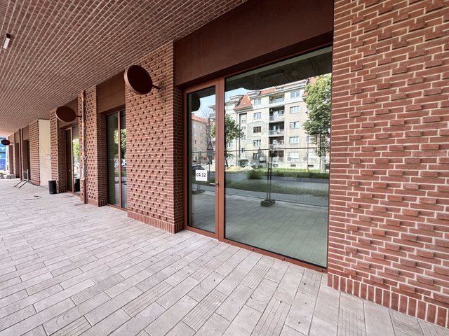 Tesco Express Bratislava, vstup do prodejny
